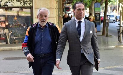 El empresario Bartolomé Cursach, a la izquierda, a su llegada al juzgado de Palma en mayo de 2018 acompañado por su abogado Enrique Molina.