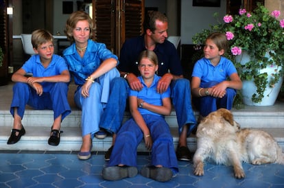 Unidos por el denim: los reyes Juan Carlos y Sofía, con sus hijos Elena, Cristina y Felipe en Mallorca en 1976.