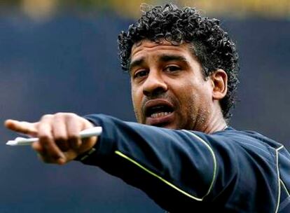 Frank Rijkaard da instrucciones a los jugadores azulgrana en un entrenamiento.