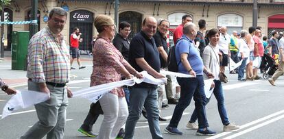 El alcalde de Bilbao, Juan Maria Aburto, y los presidentes del PNV de Bizkaia, Itxaso Atutxa y Andoni Ortuzar, en el centro, en Bilbao.