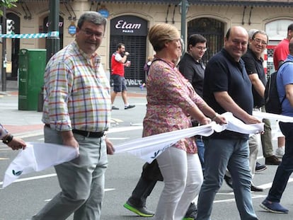 El alcalde de Bilbao, Juan Maria Aburto, y los presidentes del PNV de Bizkaia, Itxaso Atutxa y Andoni Ortuzar, en el centro, en Bilbao.