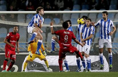 La barrera de la Real Sociedad repele el lanzamiento de Giovani 