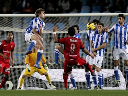 La barrera de la Real Sociedad repele el lanzamiento de Giovani 