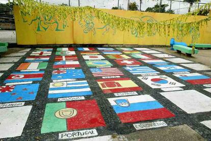 Calle en la zona este de Río homenajea todos los países que participan del Mundial en Sudáfrica.