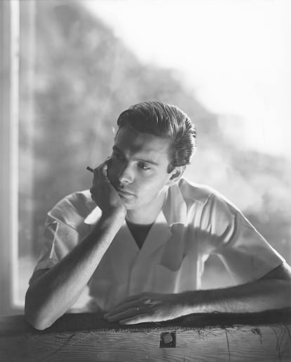Retrato del actor francés Louis Jourdan, fotografiado por George Platt Lynes en 1948 para la revista 'Vogue'.