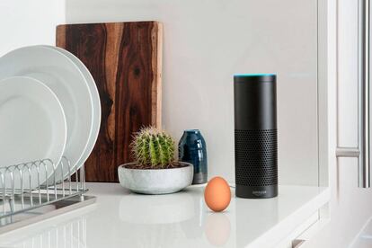 A España llegará la segunda generación del Amazon Echo, más compacta que el modelo original que se puede ver en esta foto