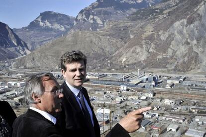 El político socialista Arnaud Montebourg (C) durante una visita por la empresa Rio Tinto Alcan esta semana en Saint-Jean-de-Maurienne.