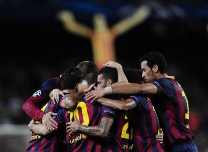 Los jugadores del Barcelona celebran uno de los goles.