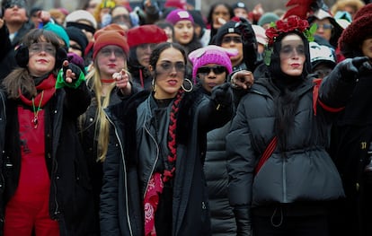 Las Tesis interpretan 'Un violador en tu camino' durante la Marcha de Mujeres en Washington (EE UU), en enero de 2020. / MARY CALVERT / REUTERS