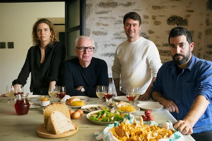 De izquierda a derecha, Celeste Chipperfield, directora de Casa RIA; su padre, el arquitecto David Chipperfield; David Sueiro, fundador de Galo Celta, y Iago Pazos, chef de A Cantina y Abastos 2.0.