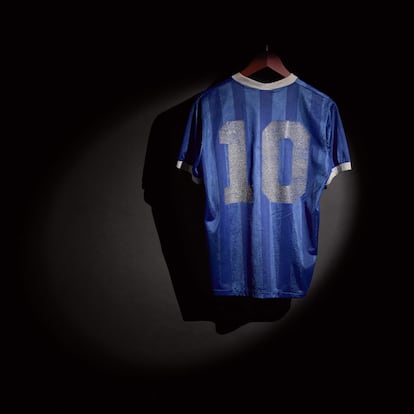 La camiseta que Diego Maradona uso al anotar el gol de ‘La mano de Dios’, en México 1986, será subastada por Sotheby's a finales de abril.