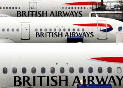 Una foto de archivo muestra a varios aparatos de British Airways esperando el momento de despegar en el aeropuerto de Heathrow.
