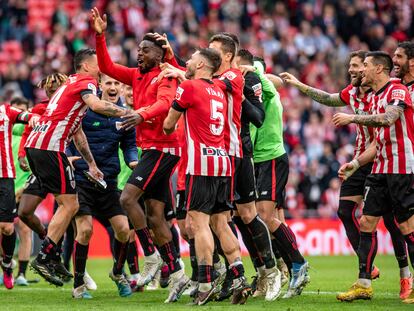 Iñaki Williams es felicitado por sus compañeros tras el partido de LaLiga entre Athletic de Bilbao y Real Sociedad, este sábado en San Mamés.