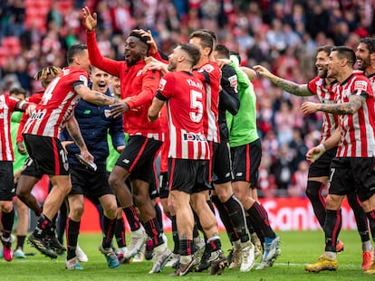 Iñaki Williams es felicitado por sus compañeros tras el partido de LaLiga entre Athletic de Bilbao y Real Sociedad, este sábado en San Mamés.