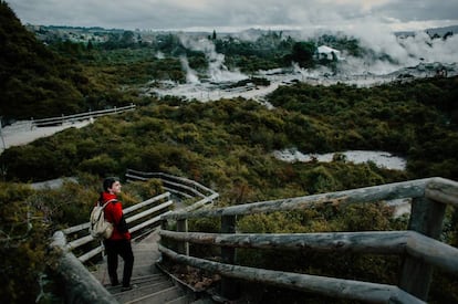 Un senderista en los campos geotérmicos de Rotorua, en la Isla Norte de Nueva Zelanda.