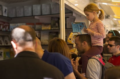 Los libreros participantes en la feria esperan la complicidad del buen tiempo y confían en que la media de lectores haya aumentado, ya que hasta el año pasado 63 personas de cada cien decían leer al menos un libro al año, por debajo del 71% de Europa.