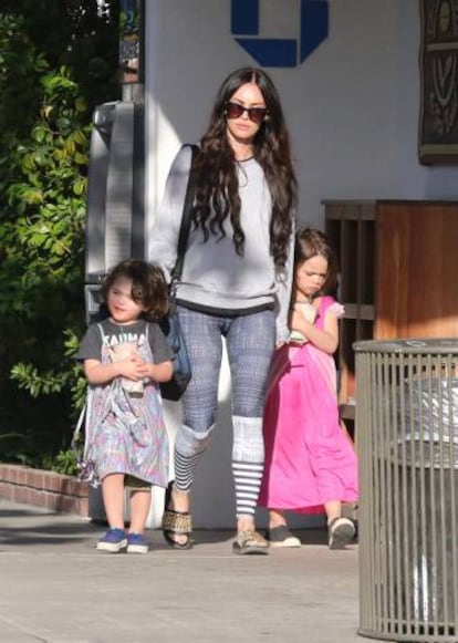 Megan Fox, con dos de sus hijos, en Malibú, en 2017.