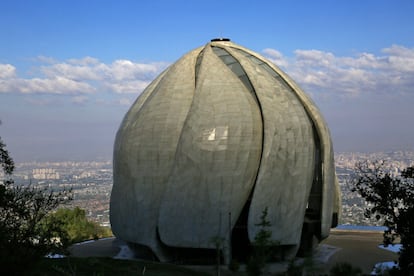 Forjado en cristal, piedra y luz, el templo, con una vista privilegiada de Santiago, recuerda que uno de los propósitos de la reflexión y la oración es el enriquecimiento de la vida cotidiana.