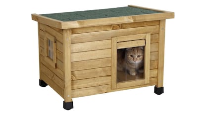 Caseta de madera para gatos con puerta con listones transparentes.