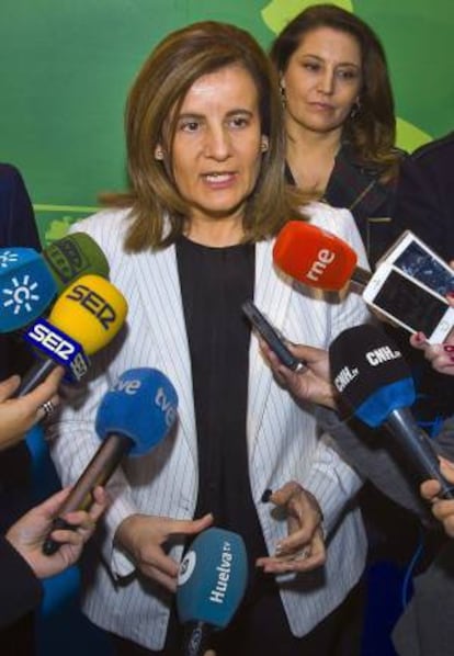 La ministra de Empleo y Seguridad Social, Fátima Báñez, atiende a los medios de comunicación hoy en Huelva, donde ha asistido a la inauguración del centro comercial Holea, de la cadena Carrefour Property España.