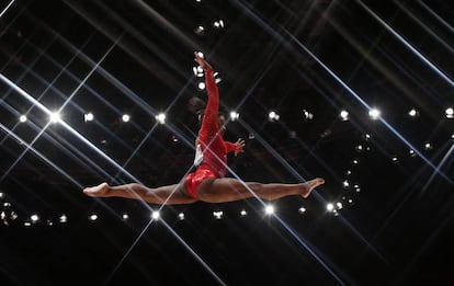 Simone Biles durante o Campeonato Mundial de Ginástica, em 2015.