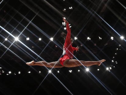 Simone Biles durante el campeonato del Mundo de gimnasia en 2015.