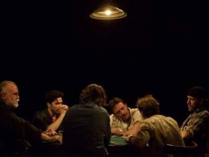 Los actores de &#039;La partida&#039; juegan al p&oacute;quer alrededor de una mesa.