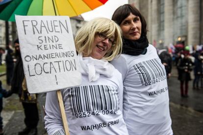 Dos mujeres en la manifestación por la igualdad en Berlín, en el marco del Día Internacional de la Mujer.