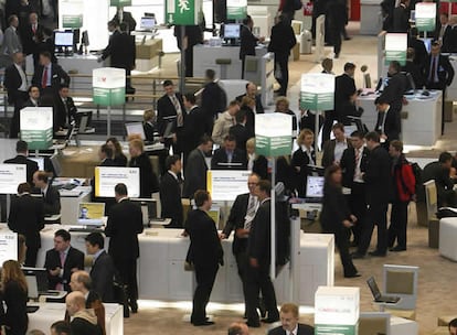 Algunos visitantes a la feria tecnológica, que se celebra hasta el próximo día 21, en el stad de la compañía informática SAP.