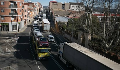 Camiones transitan por la N-340 a la altura de L’Arboç.
