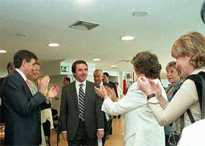 Miembros del Comité Ejecutivo Nacional del PP aplauden a José María Aznar a su llegada a la reunión en la sede del partido.