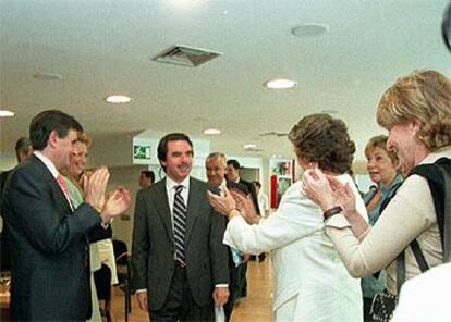 Miembros del Comité Ejecutivo Nacional del PP aplauden a José María Aznar a su llegada a la reunión en la sede del partido.