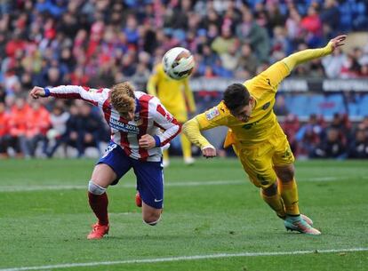 Torres pugna por la pelota con Velázquez