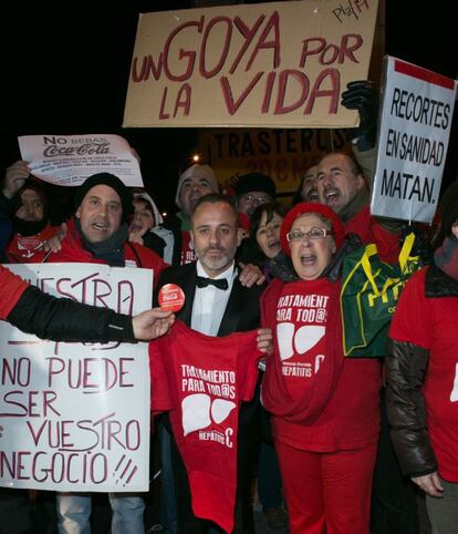 Javier Gutierrez, ganador del Goya al Mejor Actor Protagonista por 'La isla mínima', dirigida por Alberto Rodríguez, posa a su llegada a la gala con representantes de varios grupos de trabajadores que mantienen conflictos con sus empresas.