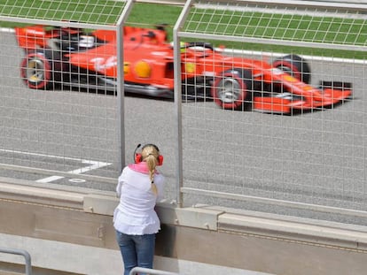 Corinna Schumacher, de espaldas, observa el paso de su hijo Mick Schumacher pilotando un Ferrari este martes en Baréin.