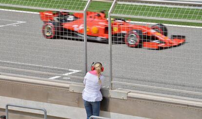 Corinna Schumacher, de espaldas, observa el paso de su hijo Mick Schumacher pilotando un Ferrari este martes en Baréin.