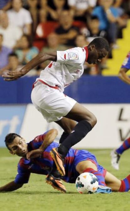 Kondogbia se lleva un balón ante Xumetra.