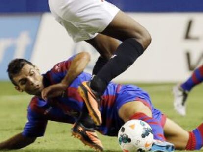 Kondogbia se lleva un balón ante Xumetra.