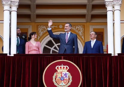 El Rey saluda al público al inicio de la corrida de la Beneficencia; a su derecha, la presidenta de la Comunidad de Madrid, Isabel Díaz Ayuso, y a su izquierda, Antonio Bañuelos, presidente de la Unión de Criadores de Toros de Lidia.