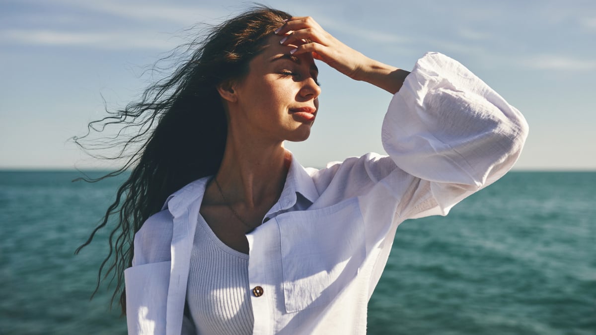 ¿El agua salada del mar es mala para el cabello? Cómo paliar sus daños 