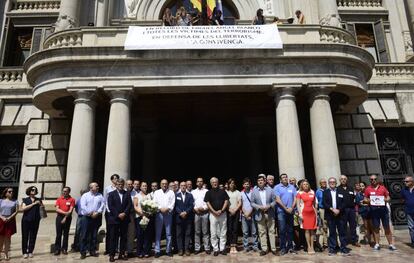 El alcalde de Valencia, Joan Ribó, en el centro junto a concejales y asesores, en el homenaje a Miguel Ángel Blanco.