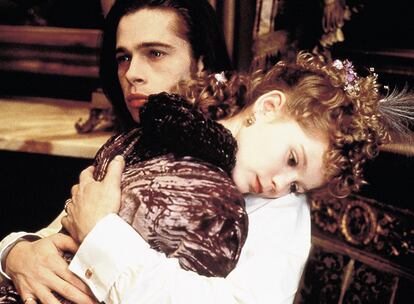 Literatura y cine han dotado a los vampiros de un halo de elegancia y glamour que no existía en el folclor eurpeo. Bradd Pitt y Kristen Dunst, en "Entrevista con el vampiro" (1994) (Fotografía Álbum)