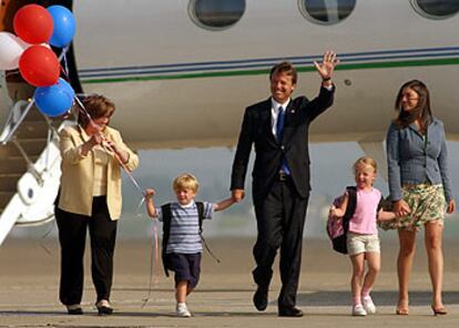 John Edwards saluda a su llegada al aeropuerto de Pittsburgh, acompañado de su familia. De izquierda a derecha, su esposa Elizabeth, su hijo Jack y sus hijas Emma Claira y Cate.