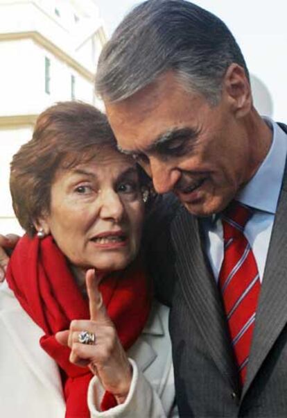 Aníbal Cavaco y su esposa, Maria, tras depositar su voto en Lisboa.