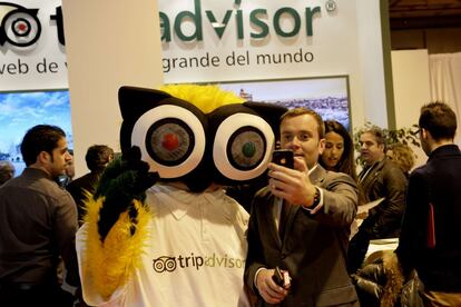 Además de los estands de los distintos países en Fitur están presentes 8.937 empresas, entre ellas Tripadvisor y su mascota búho.