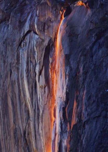 Las cataratas Cola de caballo brillan durante un atardecer de 2012.