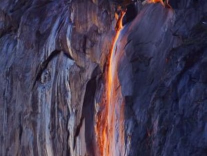 Las cataratas Cola de caballo brillan durante un atardecer de 2012.