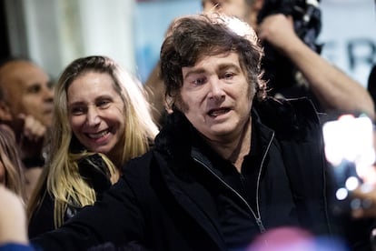 Javier Milei durante un paseo por Villa Lugano, en Buenos Aires, el 30 de abril 2025.