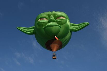 Un globo aeroestático muy parecido al personaje 'Yoda' de Star Wars, sobrevuela la antigua base de Air Force en Pampanga, al norte de Manila (Filipinas) durante un festival internacional de globos.