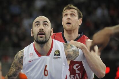 Nocioni (detrás) y el jugador del Olympiacos Pero Antic, en un momento del partido.